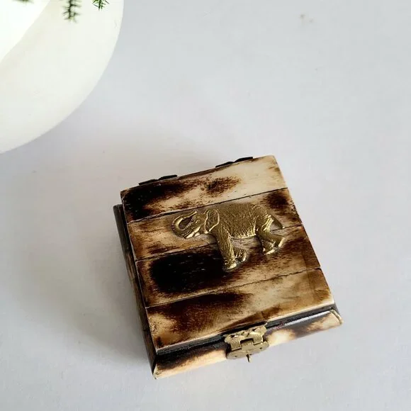 Vintage bone jewelry/trinket box with brass elephant. - Picture 2 of 11